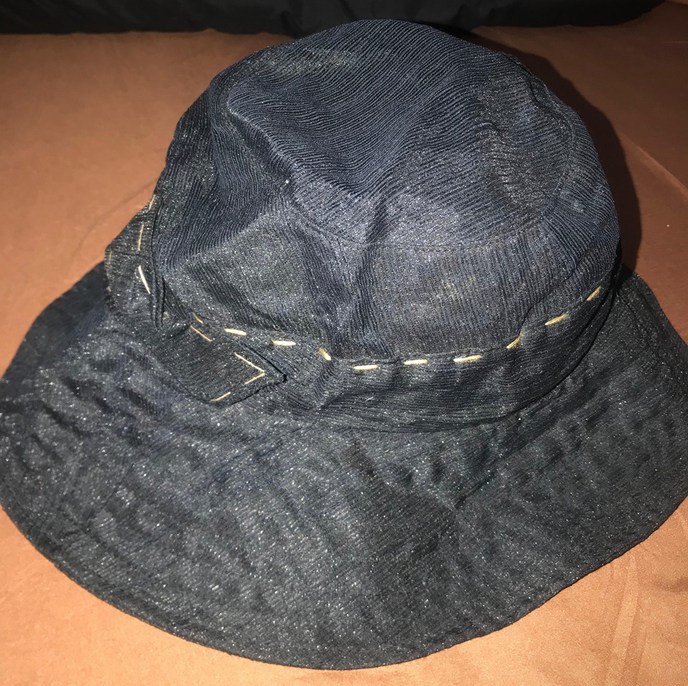 Topi Pantai Wanita Warna Navy